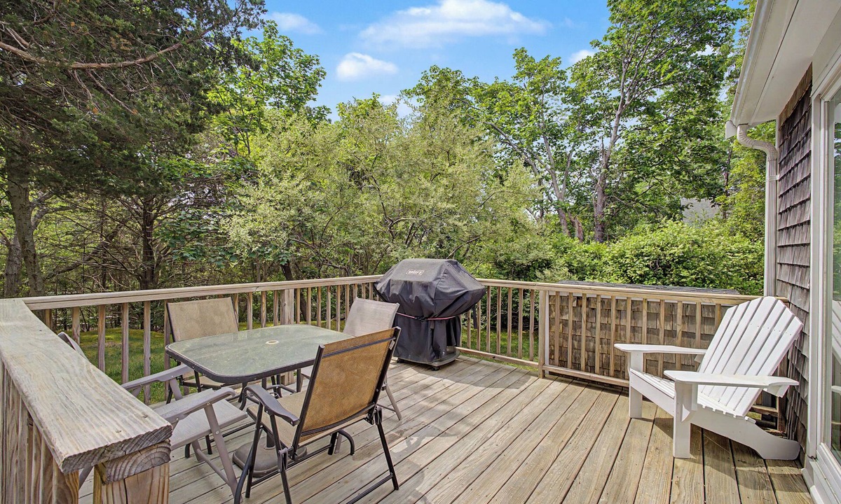 East Sandwich House | Walk to Sandy Neck Beach! Outdoor shower, A/C, private yard