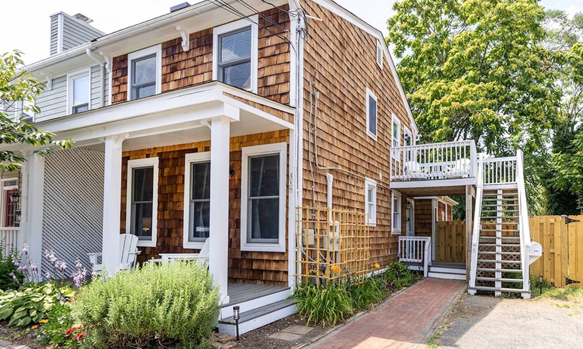 Eastport Apartment | Walk to Shops & Dining from Dog-Friendly Apartment w Parking & Private Backyard