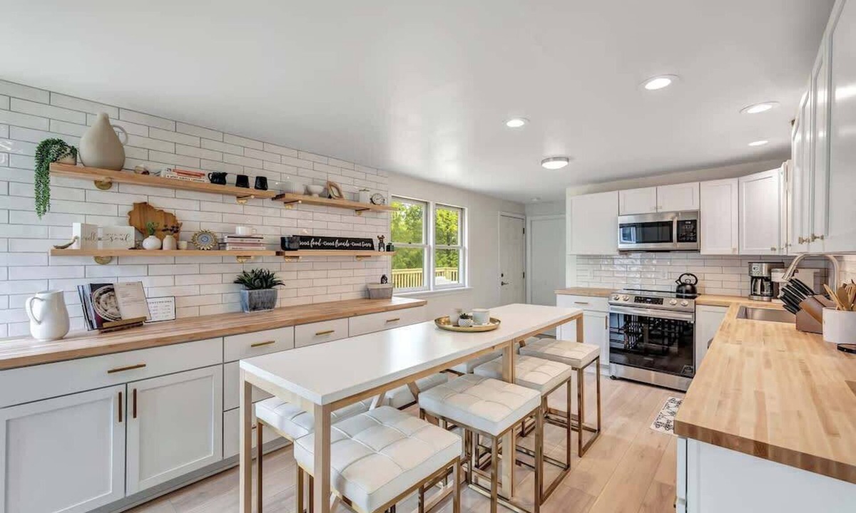 Sister Bay House | Walk to Shops & Dining – Renovated Gem
