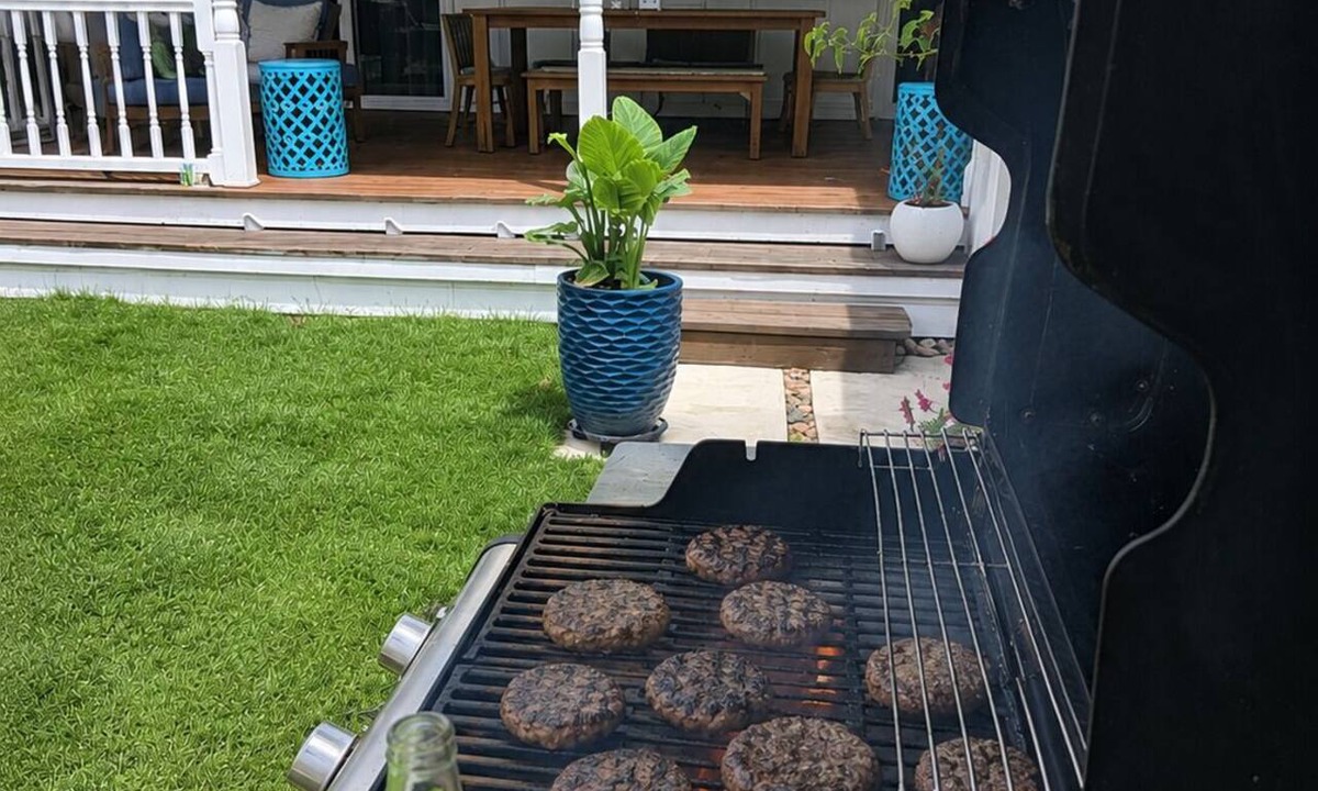 Los Angeles House | Walk to SoFi l Free Parking l Backyard BBQ Oasis
