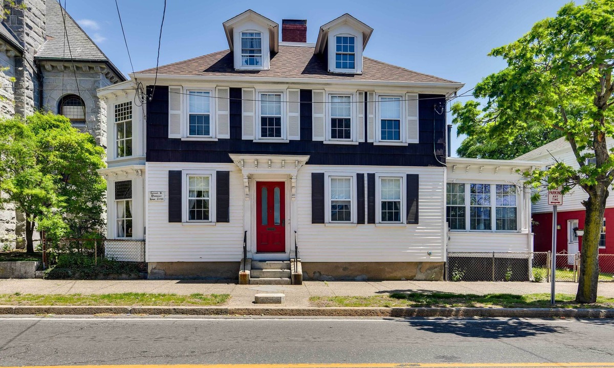 Warren Apartment | Walk to Warren Beach! Historic Building w/2 Units