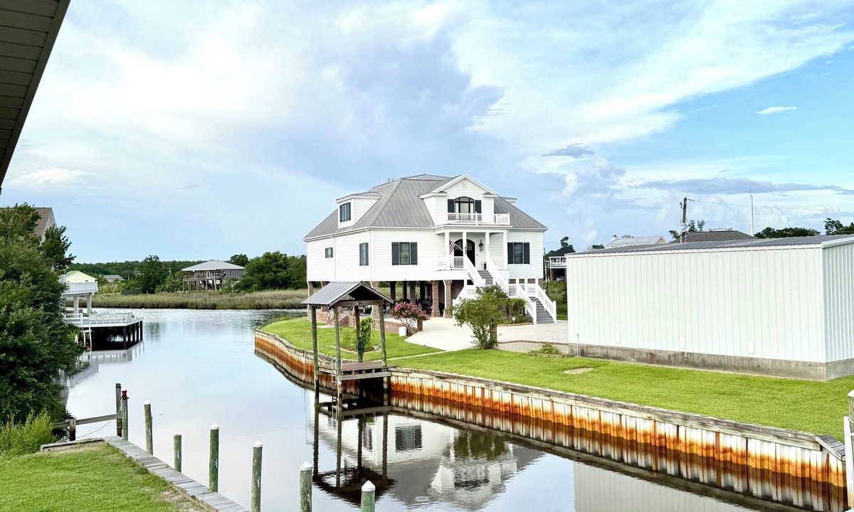 Shoreline Park House | Waterfront Escape~5Mins to Casino & Beach~Free Parking