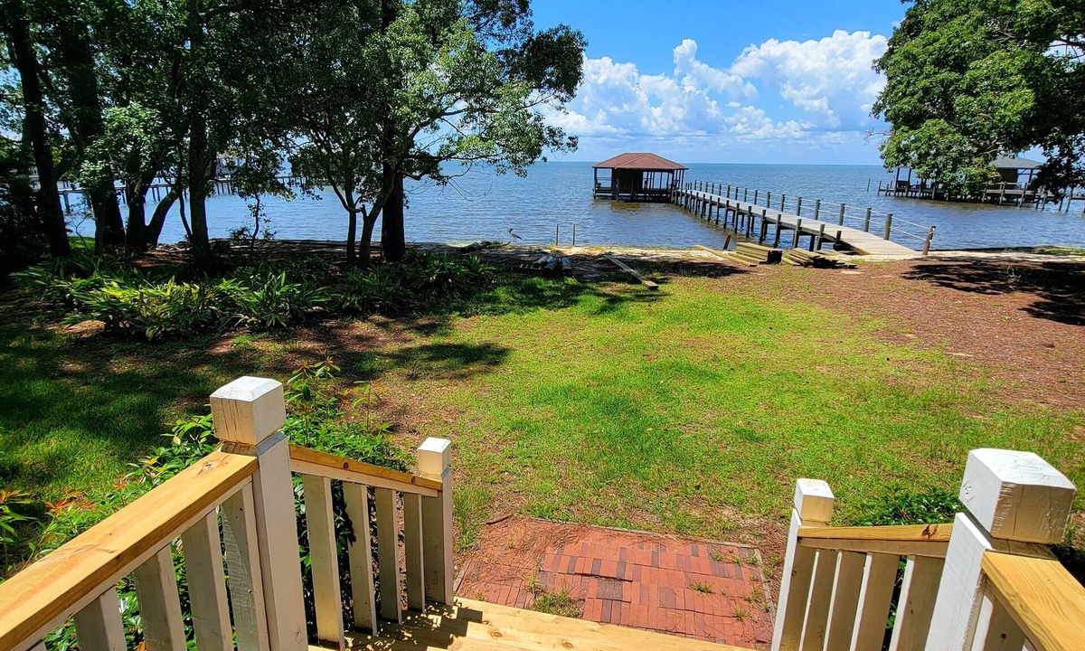 Fairhope House | Waterfront home on Mobile Bay w/pier for watching sunsets, swimming/fishing.