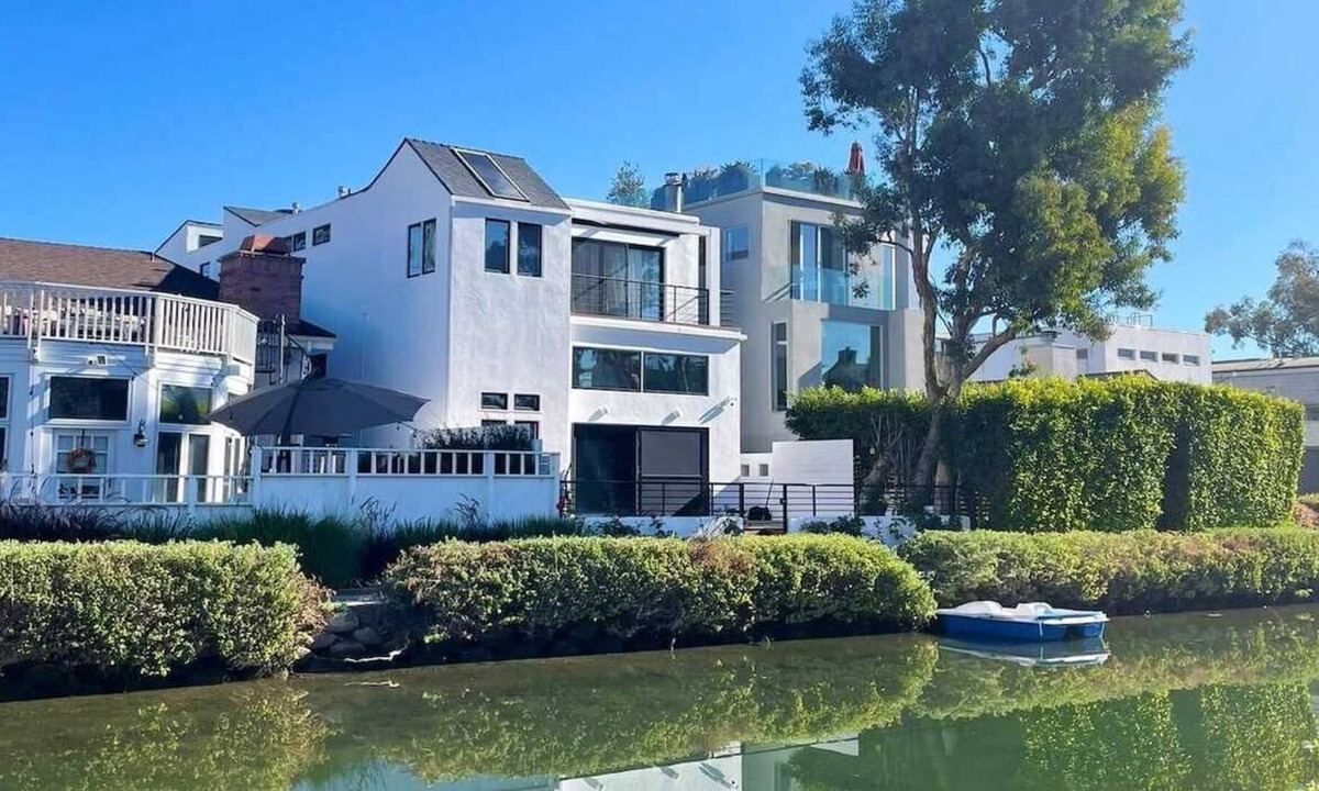 Venice Canals House | Waterfront Home, on the Venice Canals, 8 min walk to the Beach