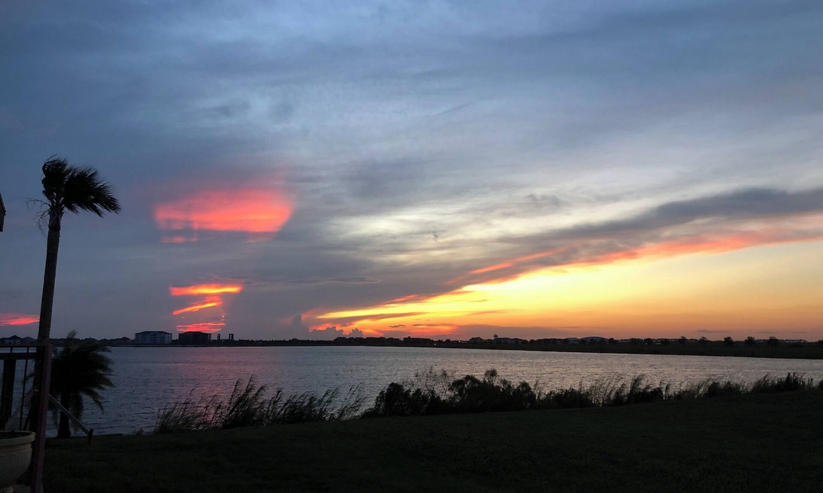 Slidell Condo | Waterfront retreat 2-bedroom condo in adorable Slidell with gym,and lake access.
