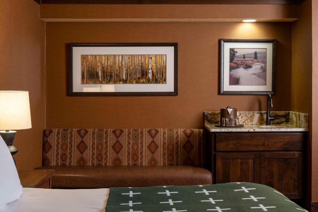 Bishop Hotel | Wayfinder Bishop