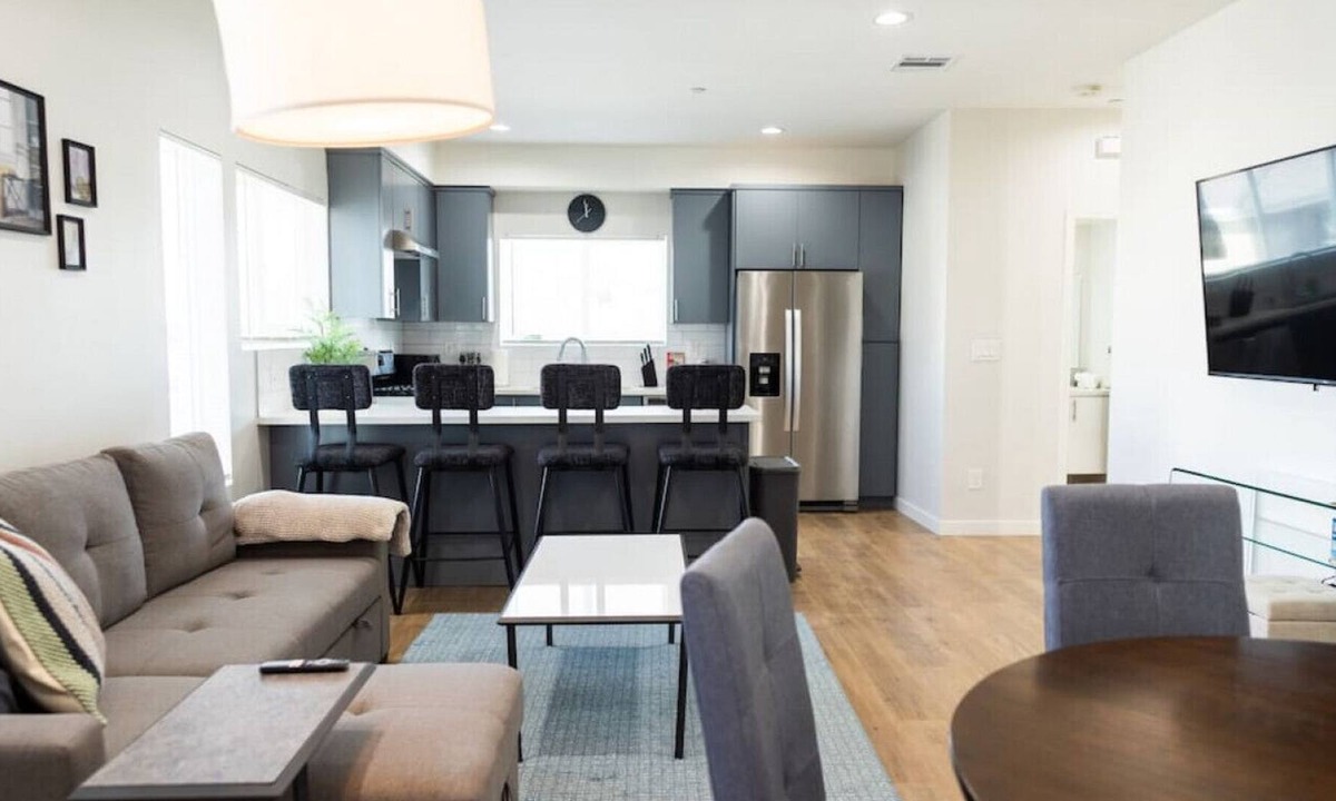 NoHo Arts District House | WELL-DESIGNED MODERN 3-BEDROOM HOME RECENTLY BUILT IN 2021 (p50)