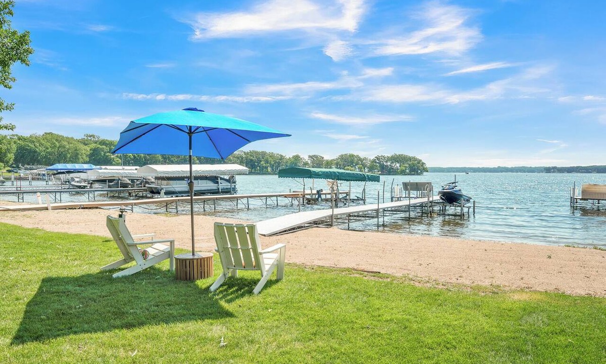Wahpeton House | West Lake Okoboji/Emerson Bay Lakefront Retreat -Sleeps Up to 14