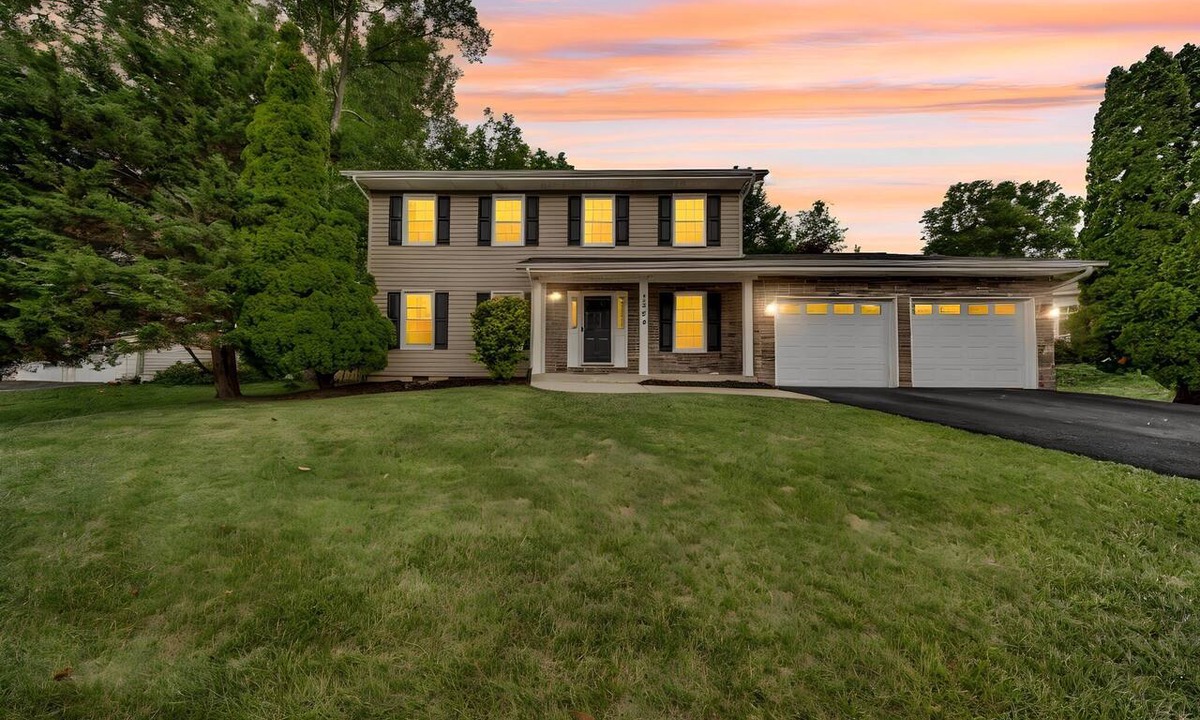Herndon House | Willow Family Lodge, Spacious 4-bedroom house in beautiful Herndon with AC