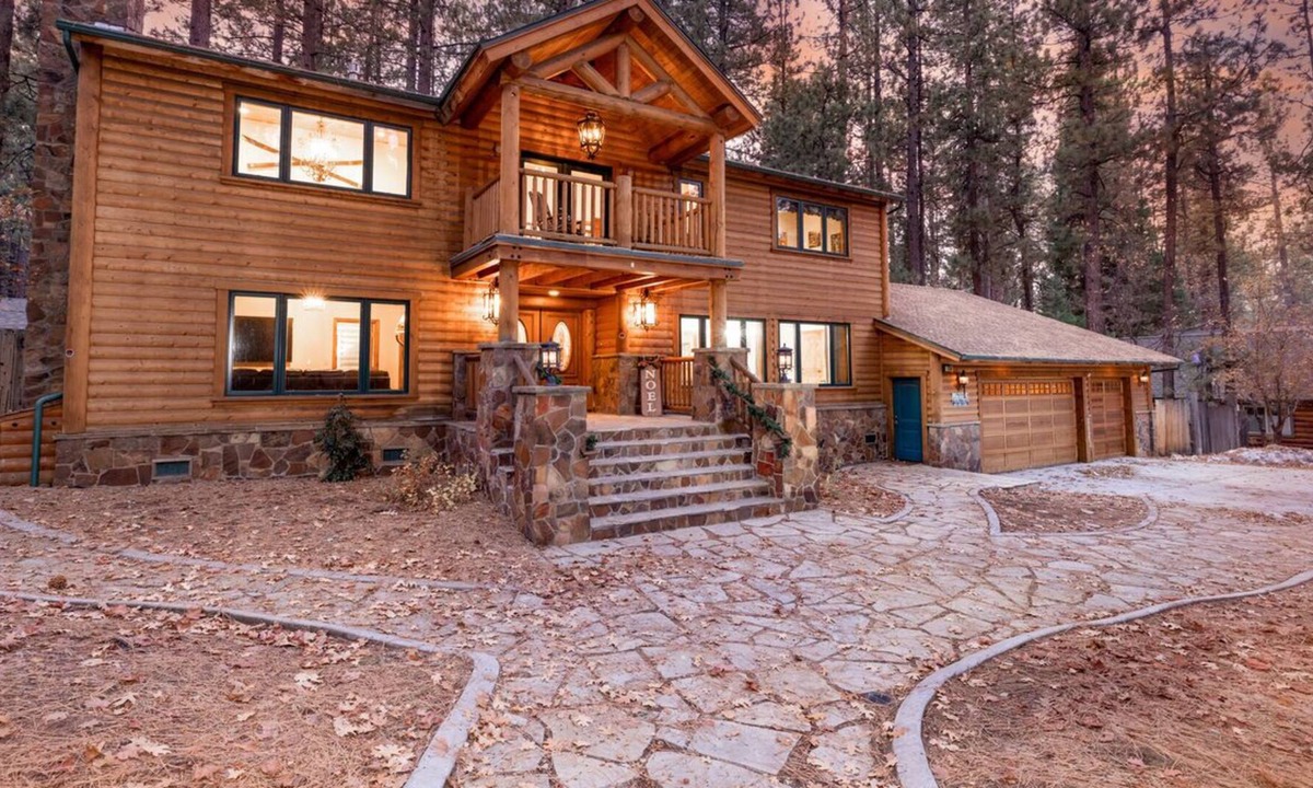 Summit Estates Ski Chalet | Winterset Lodge- Luxury Ski Chalet- Sauna- Games