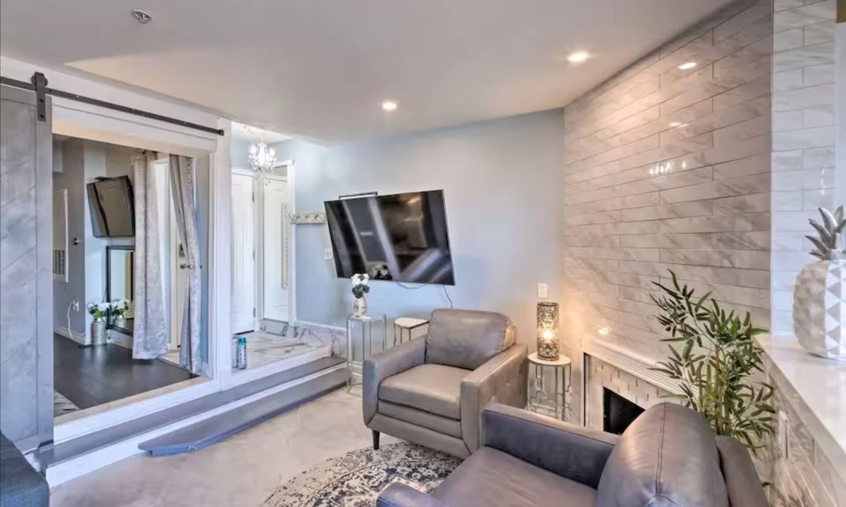 Hollywood Condo | Work-Paly-Sleep Modern Hollywood PH,