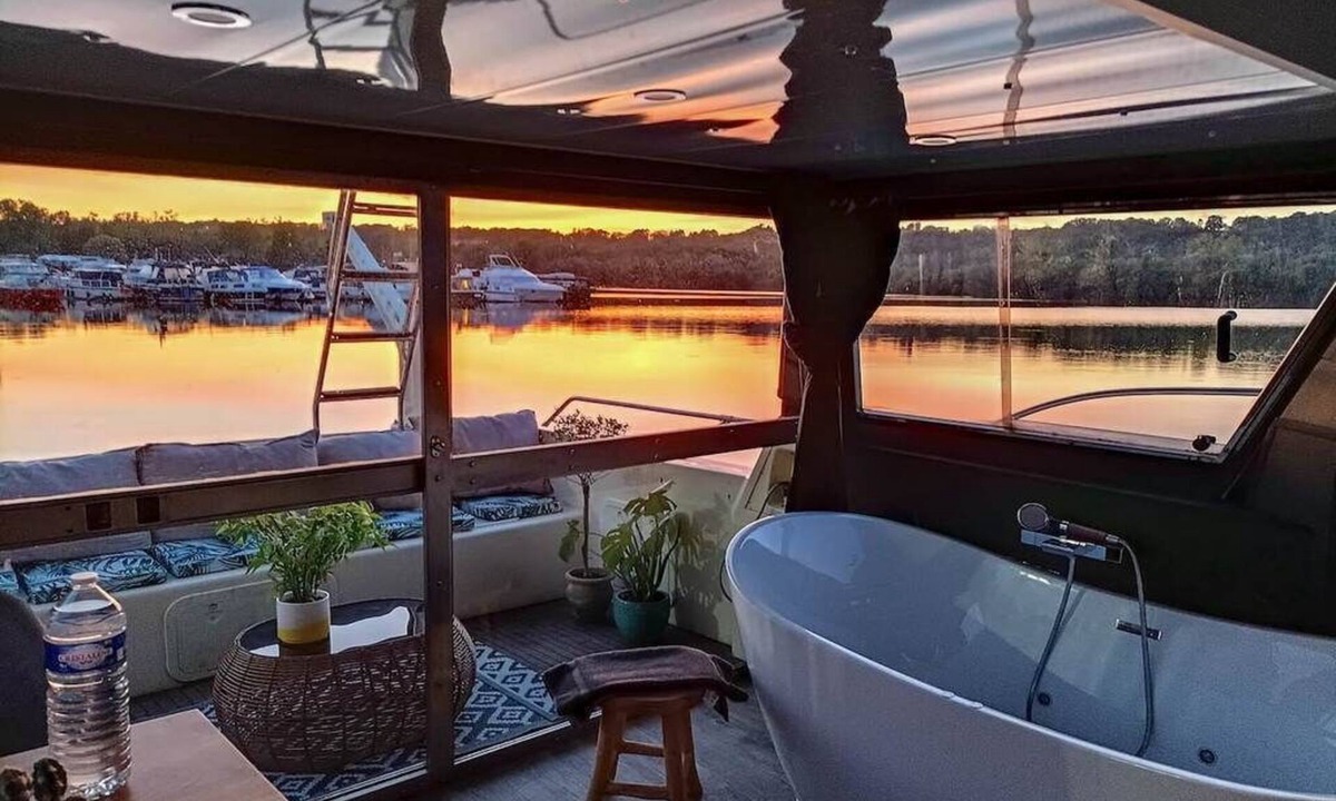 Guernes Boat Rental | Yacht avec Jacuzzi pour amoureux: L'Odysea