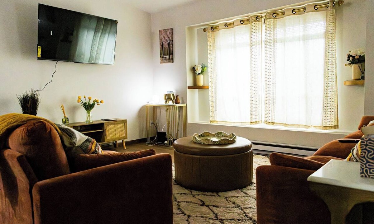 Moorhead House | Your Home Away from Home :Spacious & Cozy
