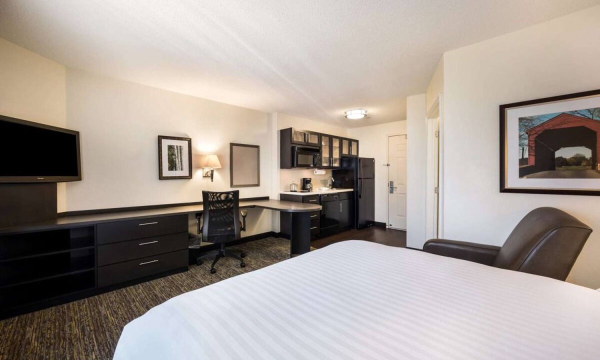 West Des Moines Hotel | Your Home Away from Home in West Des Moines! Pet-friendly, Full Kitchen!