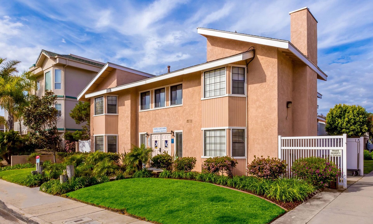 Oxnard Shores Hotel | Your Relaxing Getaway Awaits! 2 Comfortable Units, Kitchen, Parking Onsite!