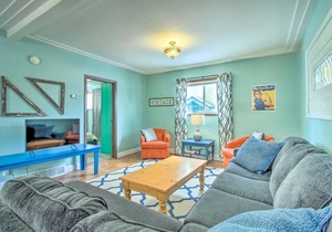 Bright Crosby Home - Walk to Main St and Beach!