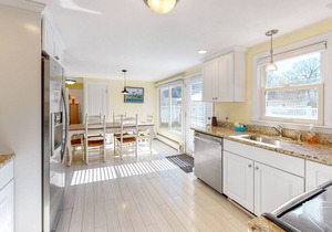 Falmouth Heights beach home with walk to beach & Martha's Vineyard ferry