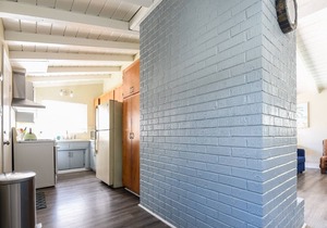 NEW! LOCATION FULL HOUSE! 3 spacious parking! Accommodates a lot of people.