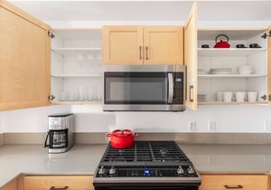 Sleek Hollywood 1BR w/Gym, Pool & Spa, nr. Sunset Blvd, by Blueground