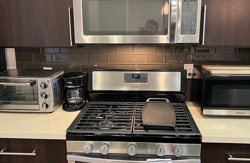 Beverly Hills Apartment | 1 BD - 1 BR LUX West Hollywood: Pool/Parking/Gym
