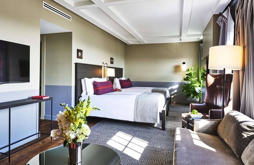 Hollywood Hotel | 1-Bedroom Suite at a 4⭐️ Hotel