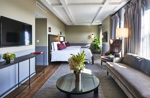 Hollywood Hotel | 1-Bedroom Suite at a 4⭐️ Hotel