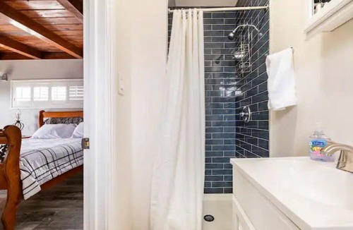 Hawthorne House | 1-bedroom vacation home just 5 minutes to Kia Forum