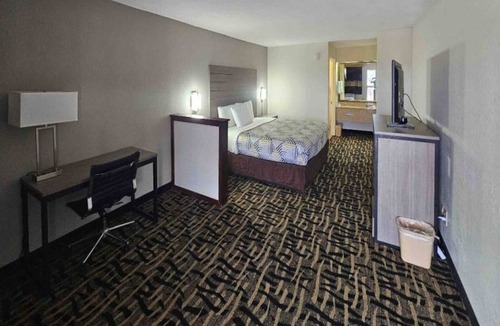 Jackson Apartment | 1 King Bed | Smoking, Micfridge