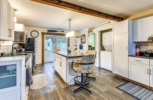 Hatfield House | 1 Mi to Lake Arbutus: Pet-Friendly Home w/Games
