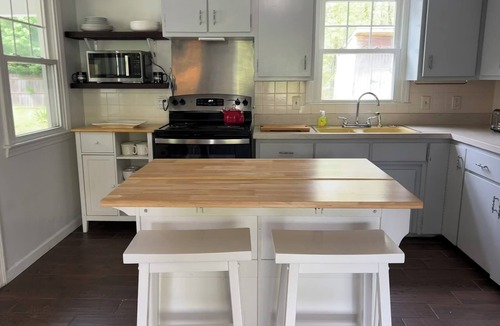 Eastham House | 1 mile to Coast Guard beach! Friendly 4-bedroom house with AC & large yard