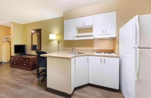 Raisin Apartment | 1 Queen Bed | ADA/RI Shower/Smoking/Kitchen