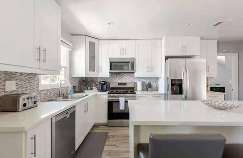 Lake Balboa House | 107 Modern Family Comfortable LA home!