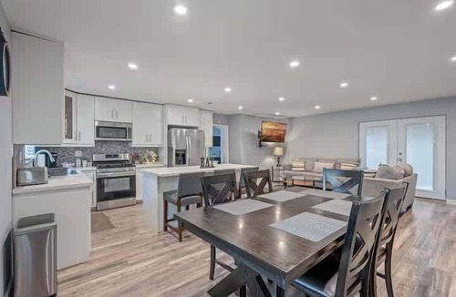 Lake Balboa House | 107 Modern Family Comfortable LA home!