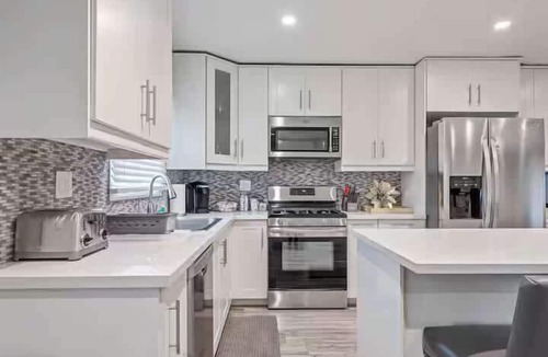 Lake Balboa House | 107 Modern Family Comfortable LA home!