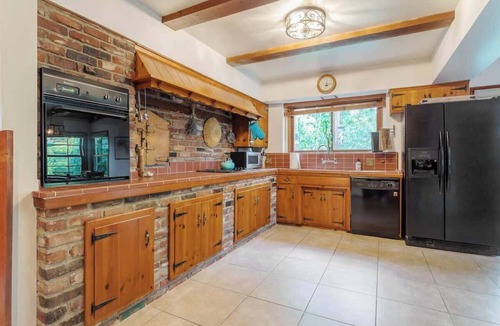 Van Nuys House | 109 GATED Urban LA cottage