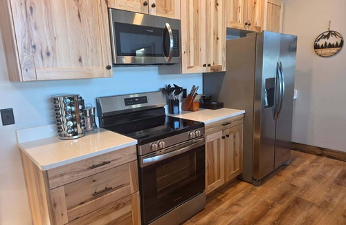 New Lisbon House | 10BR Lakehouse Sleeps 30| Hot Tub & Beach |Pontoon #4
