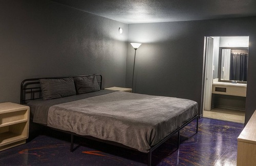 Jackson Apartment | 111 Gated 2 Queen Beds Hotel Room