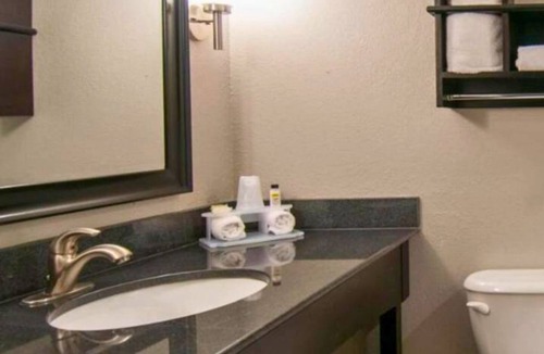 Richland Apartment | 118 Gated King Bed Hotel Room