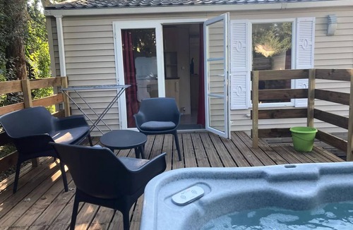 Bresles House | 12-Parc Bungalow 32 m² (2 bedrooms - 2–6 people) + Jacuzzi + Made-up beds + Towels + Beverages + TV + Air conditioning 2–6 people - 2 people