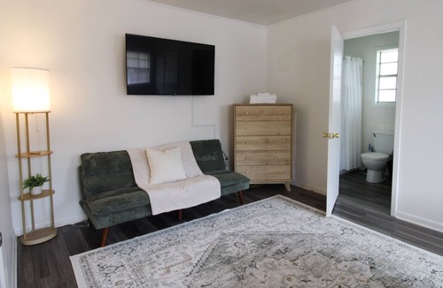 Houma House | 15% ALL OF JUNE! Spacious Screened- In Porch Perfect for Group Stays