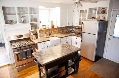 Prince Edward House | 1866 Schoolhouse - FREE Sandbanks Pass, 15mins to Beach, Family & Dog Friendly