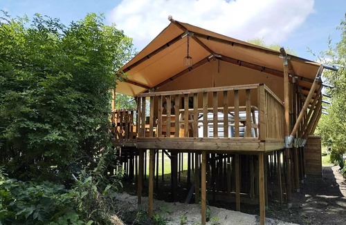 Bresles House | 19-XXL Safari Tent on Stilt (3 bedrooms - 2–7 people) + Outdoor Spa + Made-up Beds + Towels + Beverages 2–7 people - 2 people included