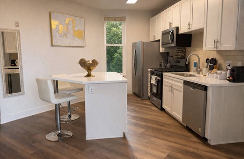 Marina del Rey Apartment | 1BD/1BA . Pool View. Balcony. Kitchen. Free Parking.