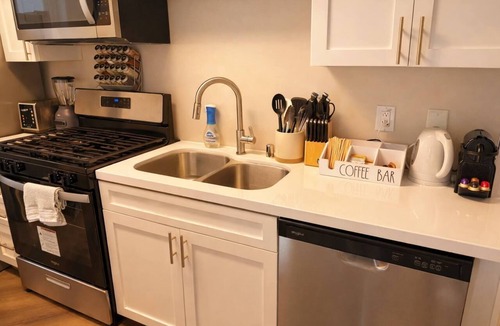 Marina del Rey Apartment | 1BD/1BA . Pool View. Balcony. Kitchen. Free Parking.