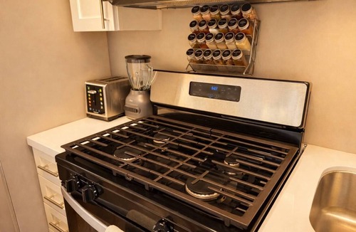 Marina del Rey Apartment | 1BD/1BA . Pool View. Balcony. Kitchen. Free Parking.