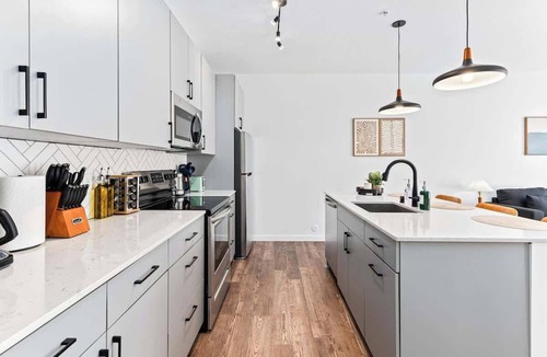 Uptown Apartment | 1Bed Apt, Gym | Lowry Hill | Theater