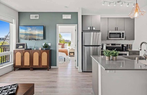 Lyn-Lake Apartment | 1BR Apt | Rooftop, Gym, Workspace