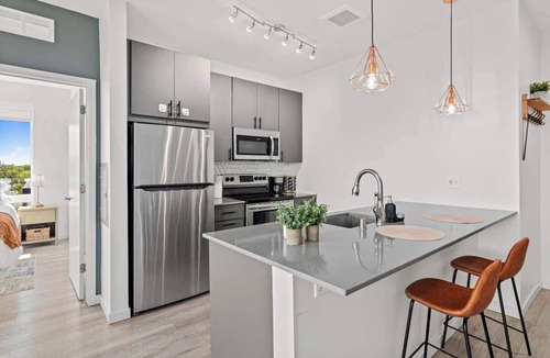 Lyn-Lake Apartment | 1BR Apt | Rooftop, Gym, Workspace