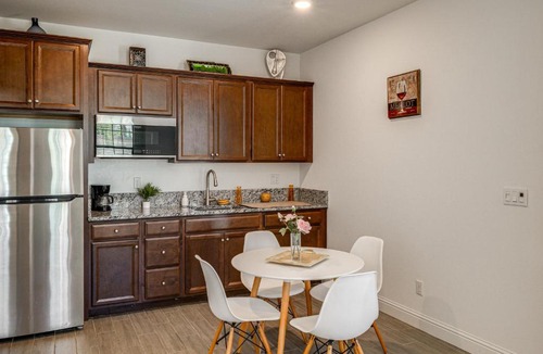 Greenacres House | 1BR Guest House with Private Entrance and Laundry