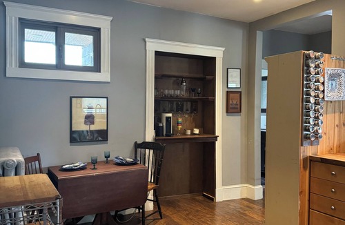 Somerville Apartment | 1st FL Apt, in Somerville walk to Subways, Univ, Entertainment, & Restaurants